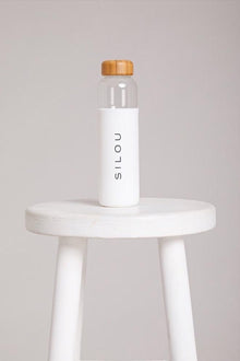  SILOU Water Bottle on a white stool